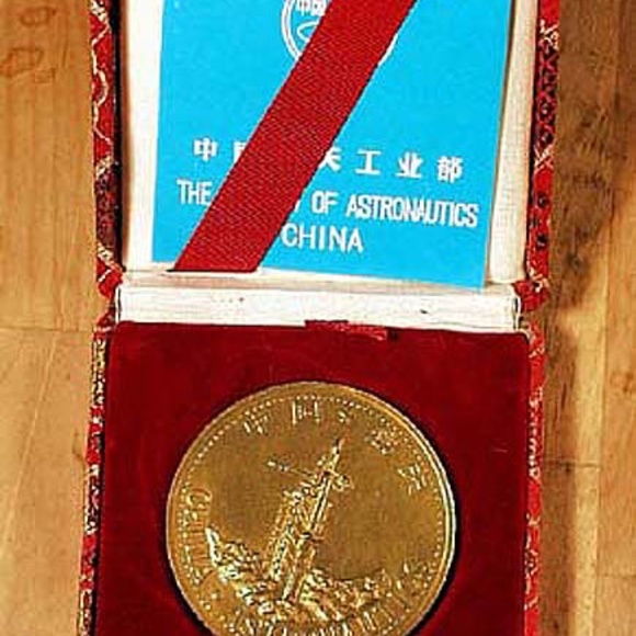 CHINA AEROSPACE MEDALLION, TWO SIDED, METAL, IN ORIGINAL SILK COLLECTABLE BOX - Picture 1 of 2